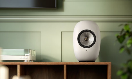 KEF Luxe steht auf einem Regal neben einem Plattenspieler